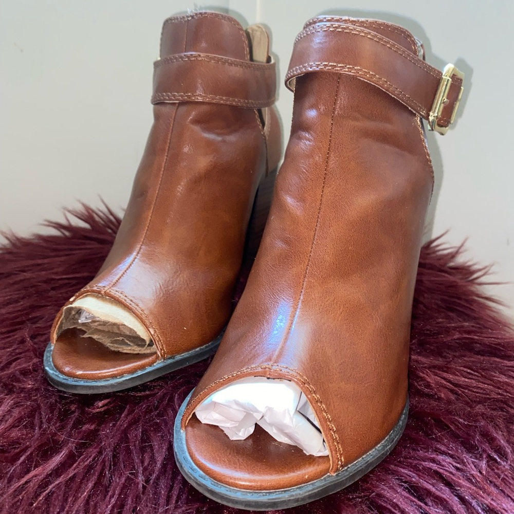 Size 9 leather closed booties